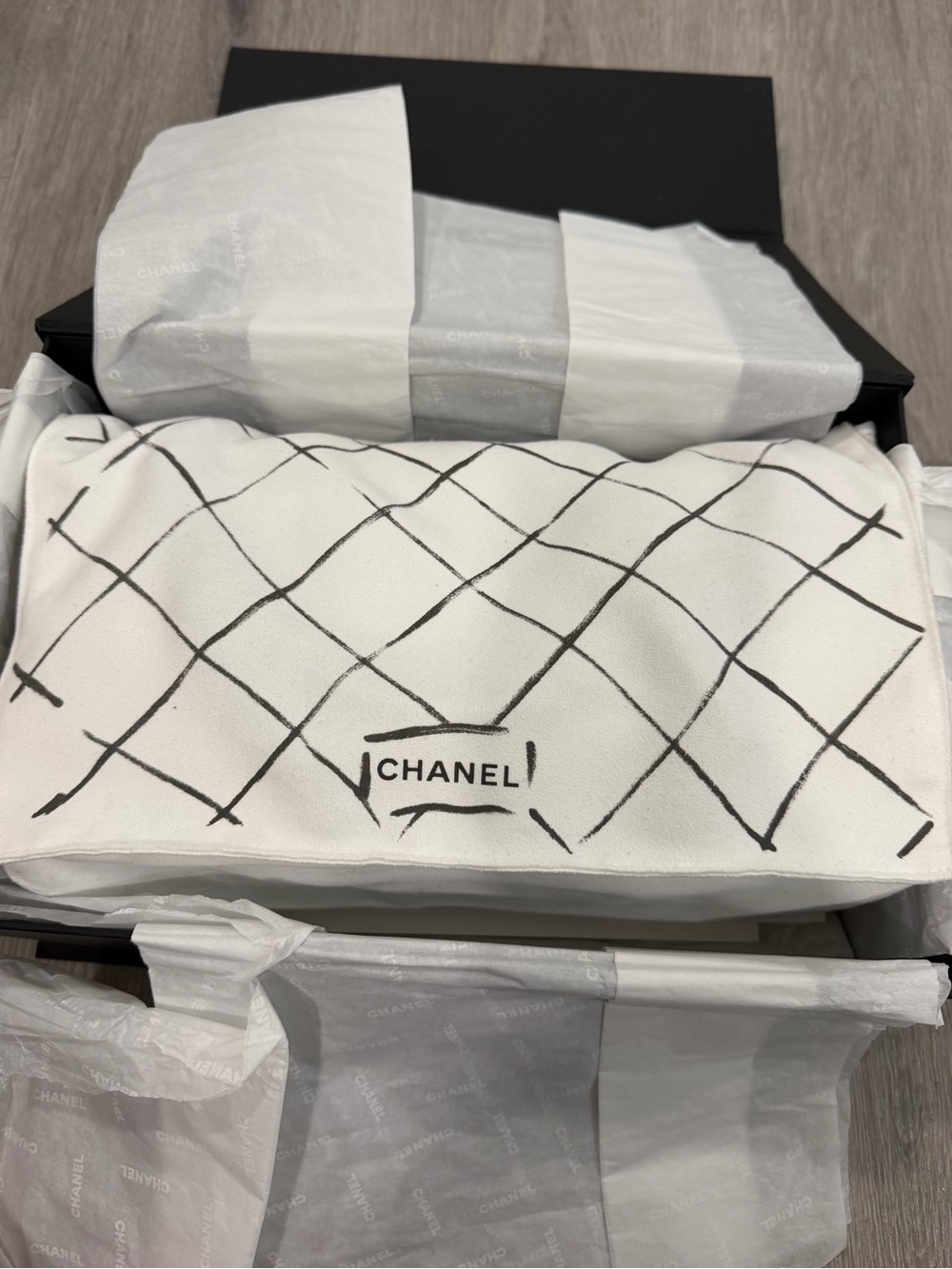 Chanel Classic Quilted Flap lamb skin Bag in Black with Gold Hardware like NEW - Picture 5 of 17